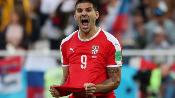 Aleksandar Mitrovič slaví gól v zápase Srbsko - Švýcarsko na MS 2018