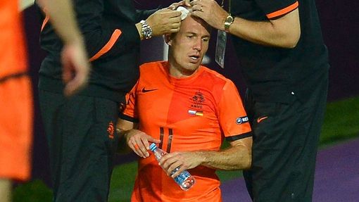 Arjen Robben je ošetřován během utkání Nizozemska s Německem ve skupině B na Euru 2012.