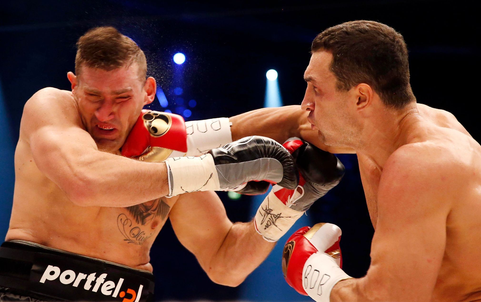 Ukrajinský boxer Vladimir Kličko během vítězného zápasu s Polákem Mariuszem Wachem o mistra těžké váhy.