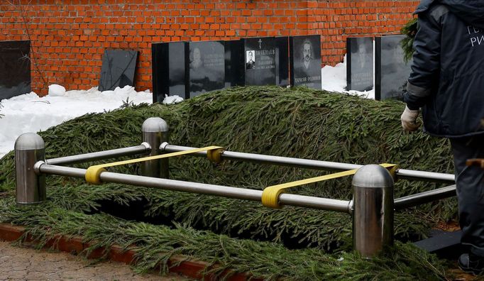 Do tohoto hrobu rodina a přátelé uloží Alexeje Navalného. Tělo úřady vydaly příbuzným hodinu a půl před začátkem pohřbu.