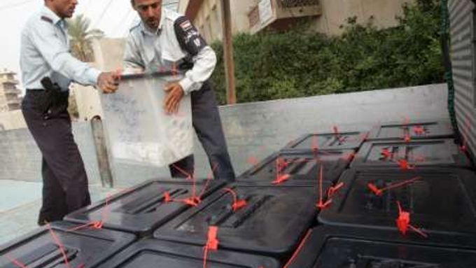 Bagdád - Iráčtí policisté nakládají v pátek ráno krabice s volebními hlasy na kamion, aby mohly být doručeny do hlavního sčítacího centra v Bagdádu.