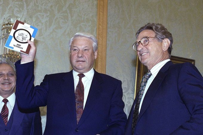 Ruský prezident Boris Jelcin si v Kremlu prohlíží knihu od amerického milionáře George Sorose (vpravo), 23. září 1993.