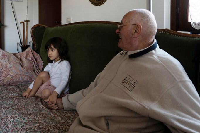 Fotograf během pandemie zachytil poslední boj svého dědečka s demencí.