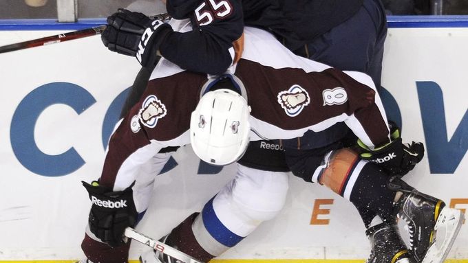 Přestávka pro parádičky skončila, v NHL znovu duní mantinely