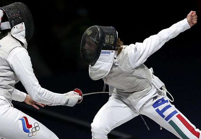 Ruská šermířka Aida Shanaevová zasahuje kordem svou protivnici Valentinu Velazziovou z Itálie při šermířském utkání na olympijských hrách.