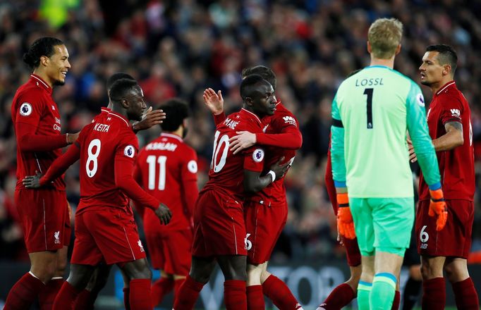 Radost fotbalistů Liverpoolu v zápase s Huddersfieldem.