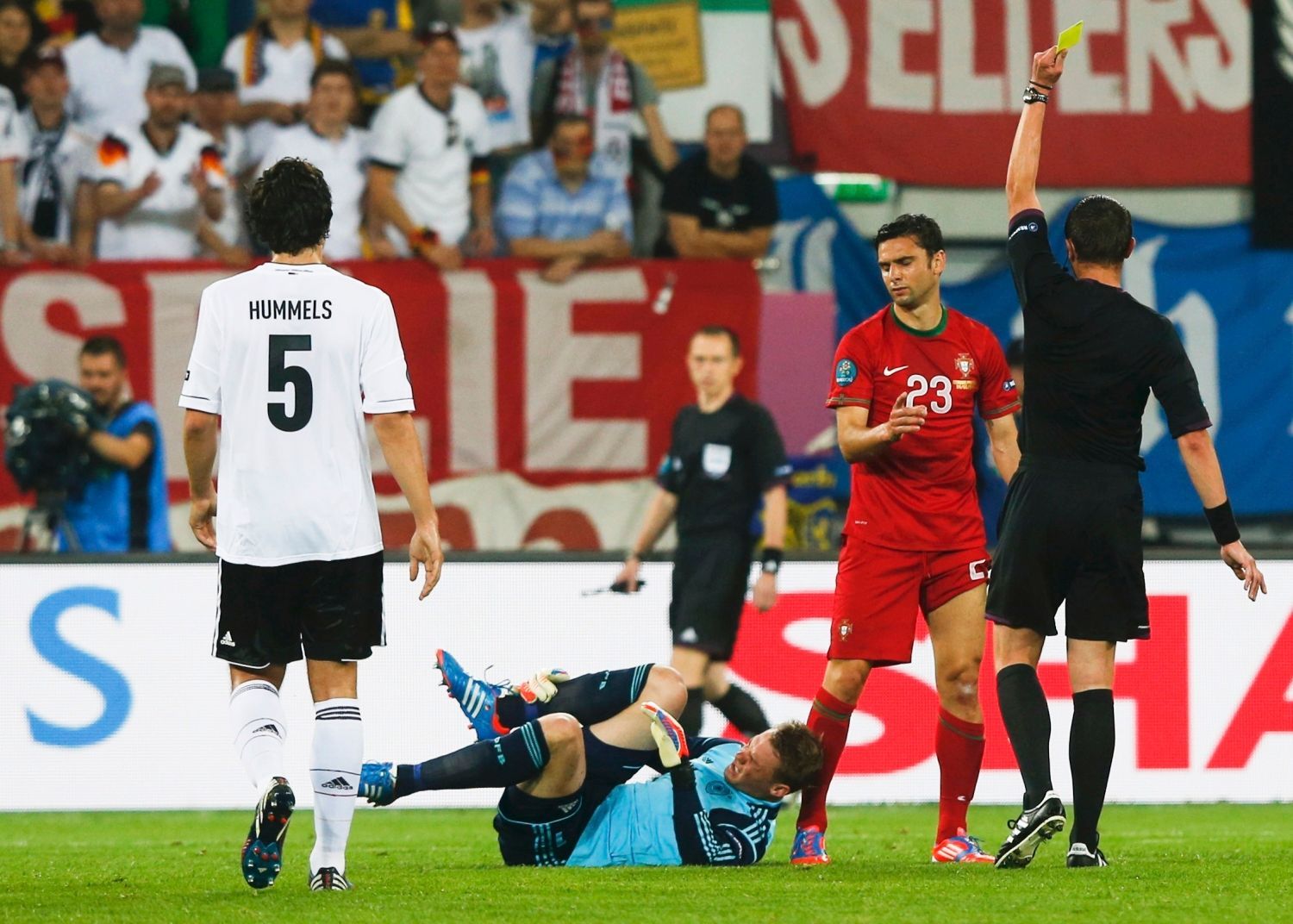 Manuel Neuer, Helder Postiga a rozhodčí Stephane Lannoy v utkání Německa s Portugalskem na Euru 2012