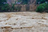 Perlová řeka je druhou nejobjemnější řekou v Číně. Z břehů se vylila ve už čtvrtek. Při záplavách a sesuvech půdy už zahynulo nejméně 88 lidí