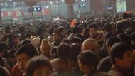 Lidé čekají na pekingském západním nádraží. Na nádraží čekaly desetitisíce lidí. Více než 20 vlaků mělo zpoždění.
