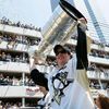 Sidney Crosby ukazuje Stanley Cup