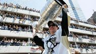 Sidney Crosby ukazuje Stanley Cup