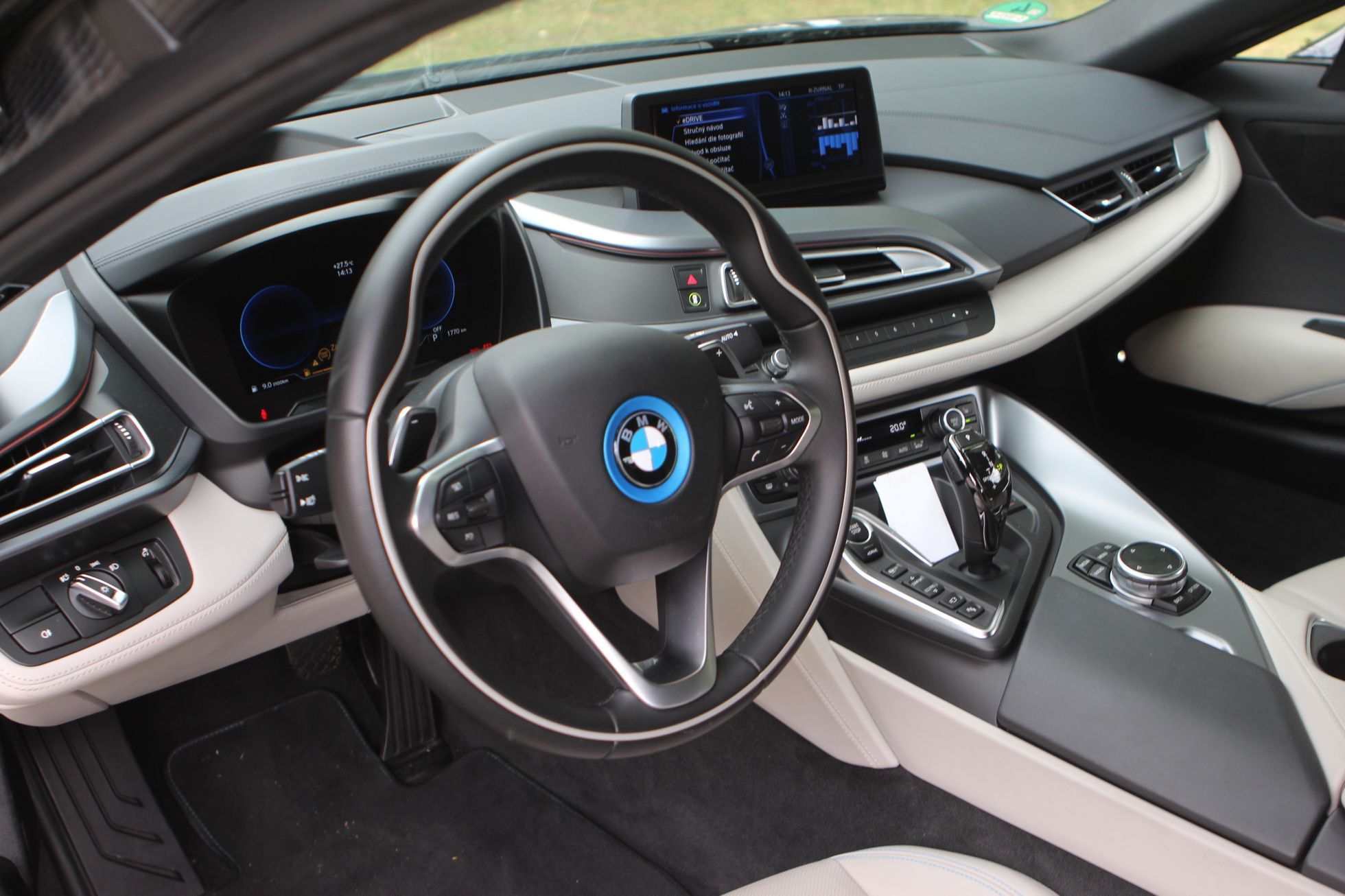 BMW i8 - interiér
