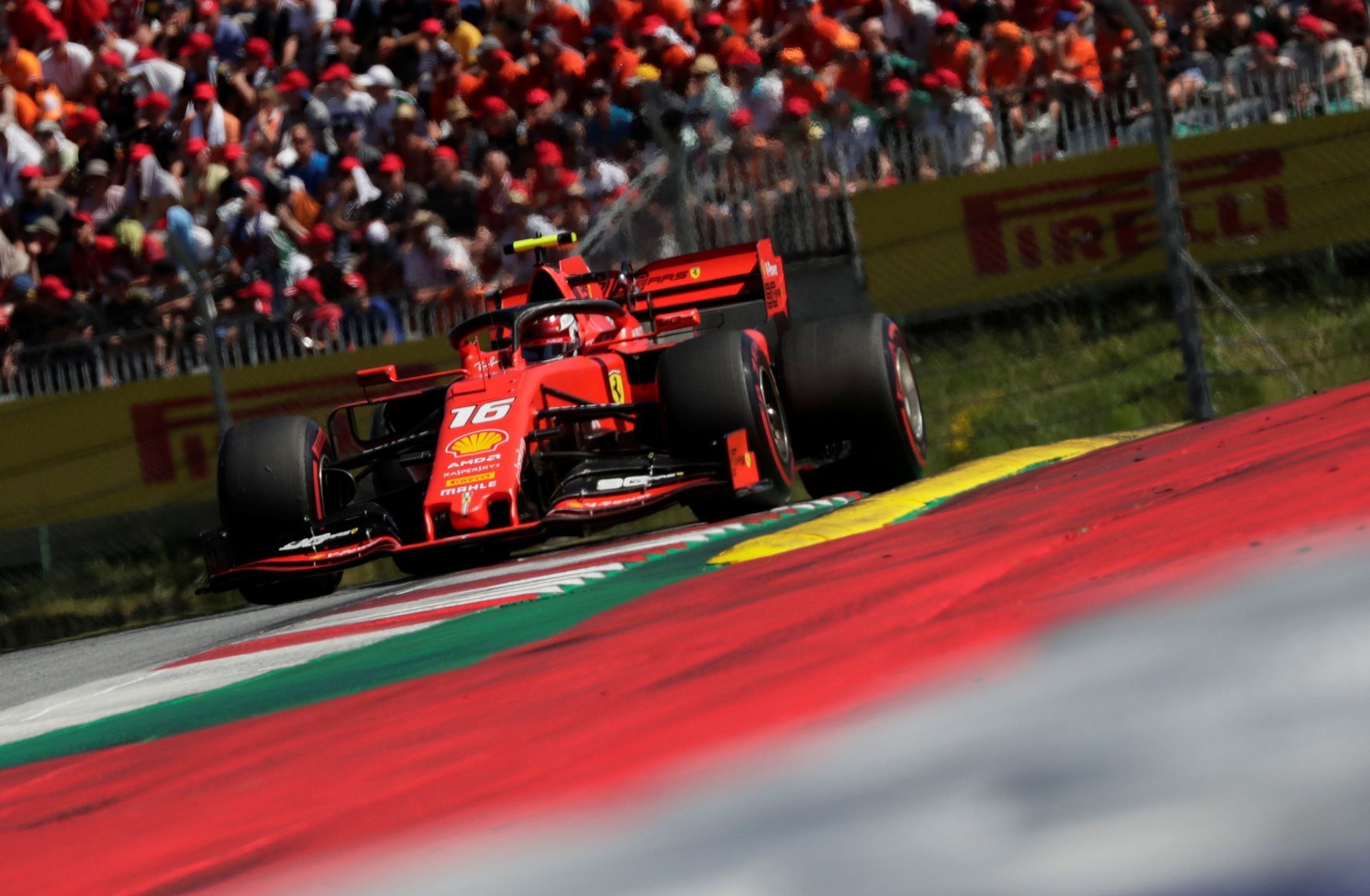 Charles Leclerc ve Ferrari na tratí Velké ceny Rakouska F1 2019