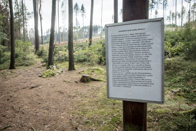 Okolnosti vraždy Anežky Hrůzové a vzniku jeho symbolického hrobu popisuje informační tabule.