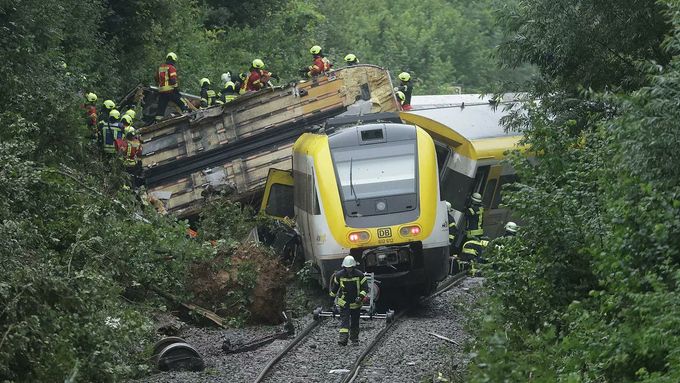 Příčinou nedělní smrtelné vlakové nehody v Německu byl pravděpodobně sesuv půdy způsobený silnými dešti, uvedla DPA s odvoláním na policii.