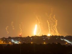 Hamás odpaluje rakety na Izrael, izraelská armáda bombarduje Gazu.