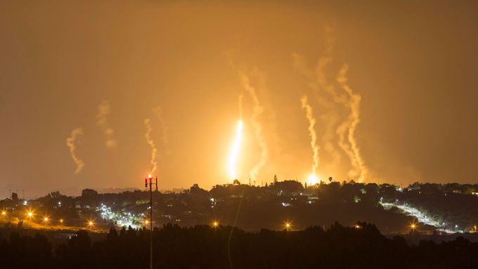 Hamás odpaluje rakety na Izrael, izraelská armáda bombarduje Gazu. Snímek z července 2014.