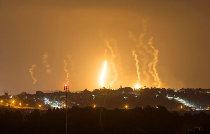 Hamás odpaluje rakety na Izrael, izraelská armáda bombarduje Gazu.