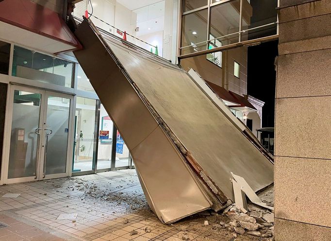 Otřesy poničily komerční objekt ve městě Kaga v Japonsku.