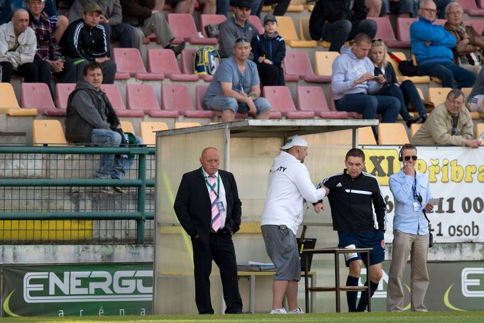 Opilý čtvrtý rozhodčí Marek Pilný v ligovém duelu Příbram-Slavia