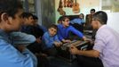 Visually impaired Afghan students play musical instruments during a music lesson at a blind school in Kabul September 4, 2012. The vocational blind school, which is the only blind school in Afghanistan, was established in 1977 and has more than 187 students including boys and girls. Picture taken September 4, 2012. REUTERS/Omar Sobhani (AFGHANISTAN - Tags: SOCIETY EDUCATION) Published: Zář. 6, 2012, 6:39 dop.