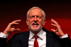 Brexit: Labouristé nevědí, co chtějí, Mayová vyzobává třešničky, čas se krátí