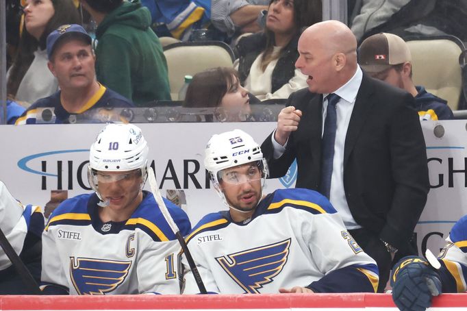Trenér Jim Montgomery na střídačce St. Louis