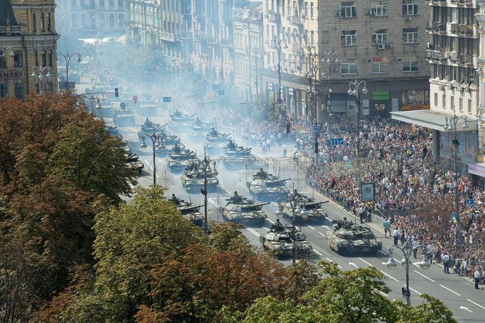 Tanky a obrněná vozidla projíždějící centrem Kyjeva.