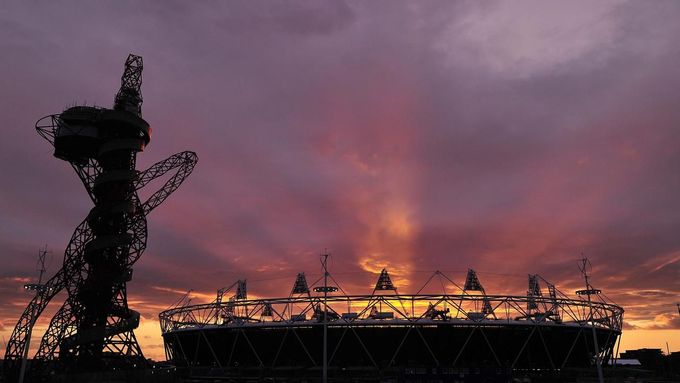 Olympijský stadion a věž Orbit při západu slunce ve Stratford na východě Londýna.