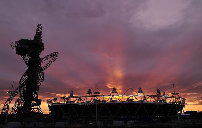 Olympijský stadion a věž Orbit při západu slunce ve Stratford na východě Londýna.