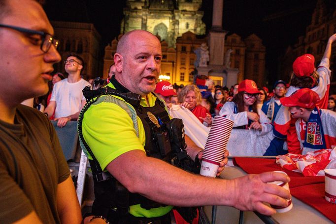 Fanoušci na Staroměstském náměstí v Praze sledují finále mezi Českem a Švýcarskem na MS v hokeji 2024.