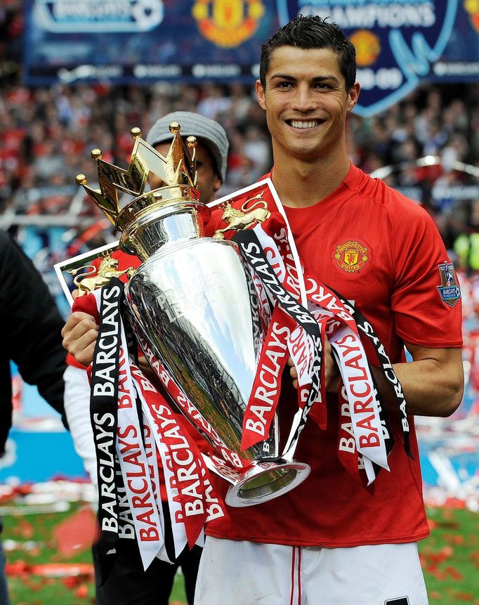 Cristiano Ronaldo s trofejí pro vítěze Premier League (2009)