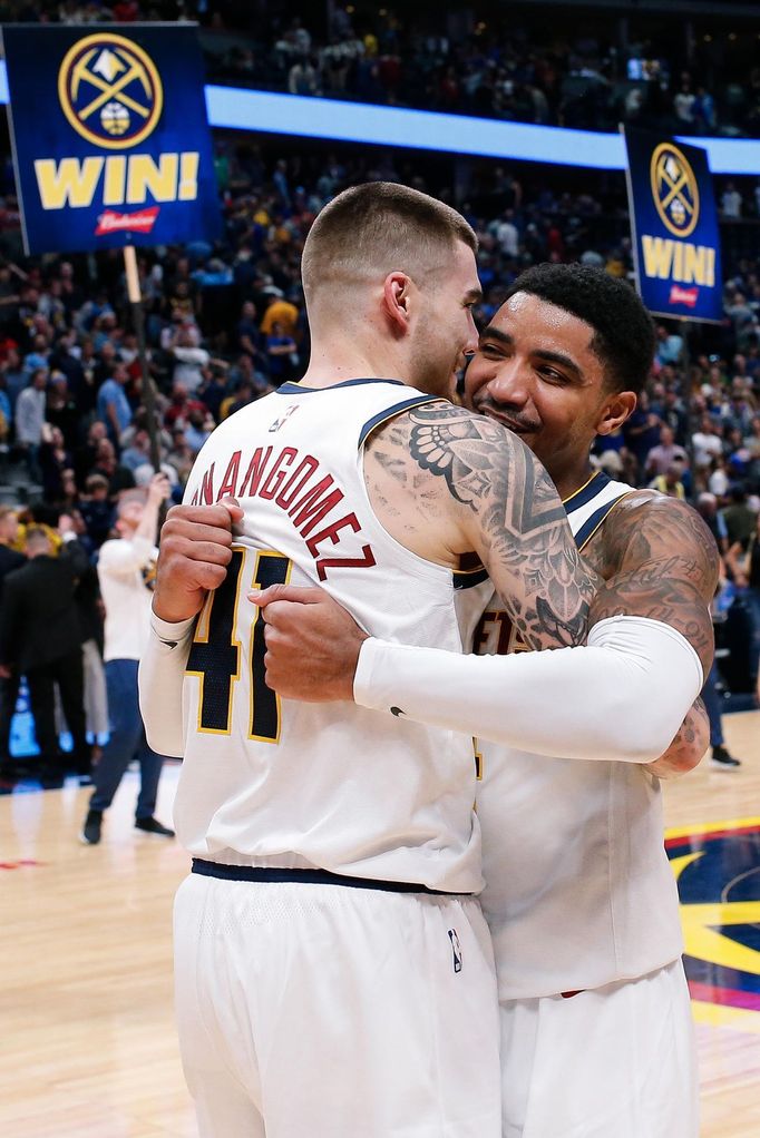 basketbal, NBA 2018/2019, Denver - Golden State, hráči Denveru Juancho Hernangomez a Gary Harris slaví výhru