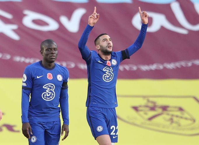 Hakim Ziyech a NGolo Kanté slaví branku Chelsea