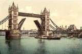 Tower Bridge se za více než 120 let téměř nezměnil. Snímek byl vyfotografován zhruba v rozmezí let 1890 až 1900.