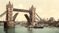 Tower Bridge se za více než 120 let téměř nezměnil. Snímek byl vyfotografován zhruba v rozmezí let 1890 až 1900.