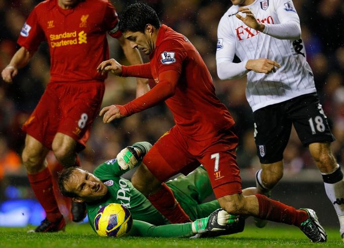 Luis Suárez (7) brankáře Fulhamu Mark Schwarzera (v zeleném) nijak nešetřil.