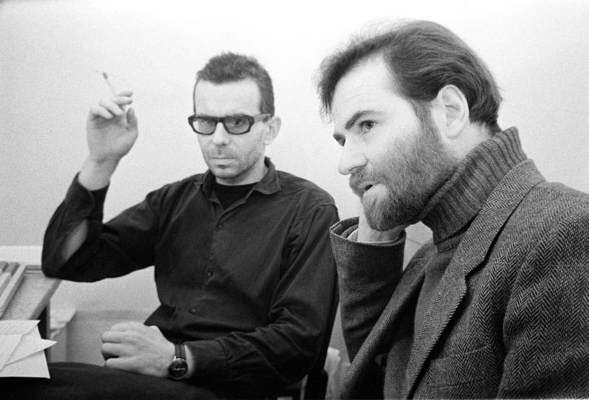 Zakladatel Respektu Ivan Lamper (vlevo) v rozpravě s Timothy G. Ashem v redakci Informačního servisu na konci roku 1989.