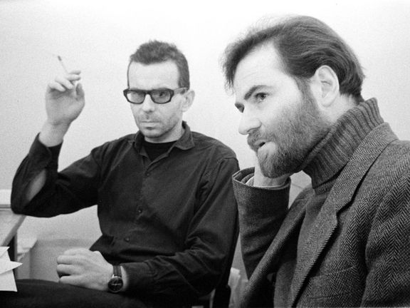 Zakladatel Respektu Ivan Lamper (vlevo) v rozpravě s britským historikem Timothy G. Ashem v redakci Informačního servisu na konci roku 1989.