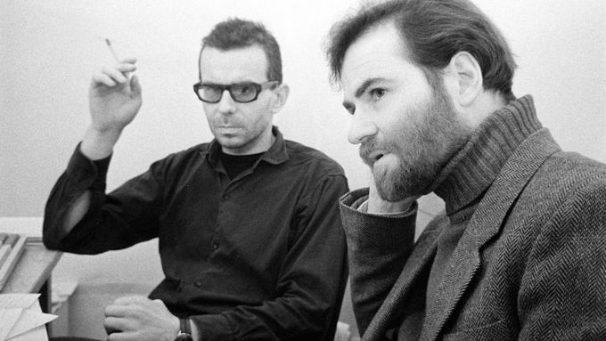 Zakladatel Respektu Ivan Lamper (vlevo) v rozpravě s Timothym G. Ashem v redakci Informačního servisu na konci roku 1989.