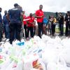 Keshorn Walcott rozdává pomoc postiženým povodní