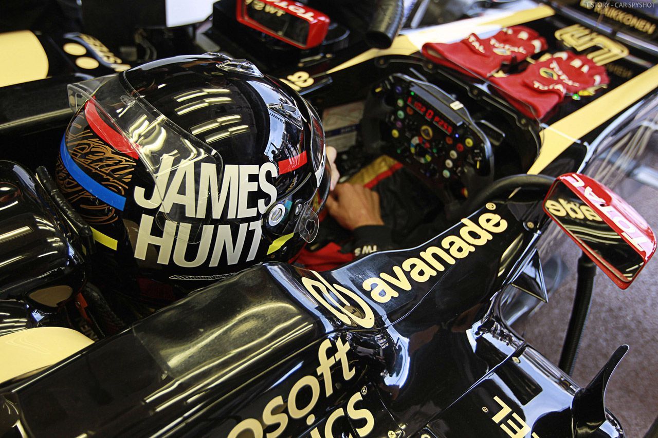 Kimi Räikkönen v helmě "James Hunt"