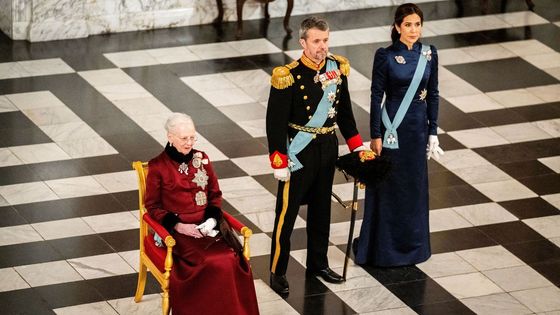 Dánská královna Margrethe II., korunní princ Frederik a princezna Mary