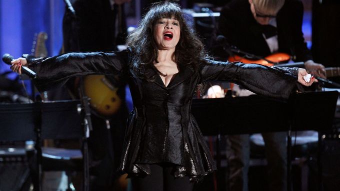 Americká zpěvačka Ronnie Spectorová na snímku z roku 2010 během jednoho ze svých vystoupení