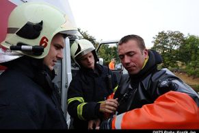 Hasiči v Praze tahali z vody utopený automobil