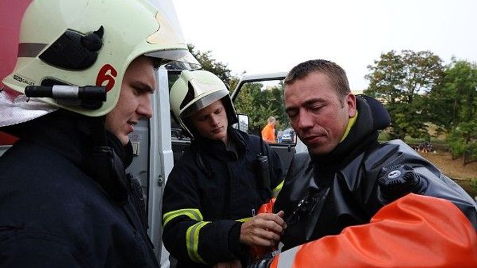 Hasiči v Praze tahali z vody utopený automobil