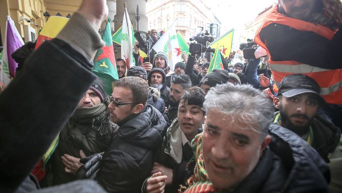 Kurdové přišli k soudu svého vůdce podpořit.