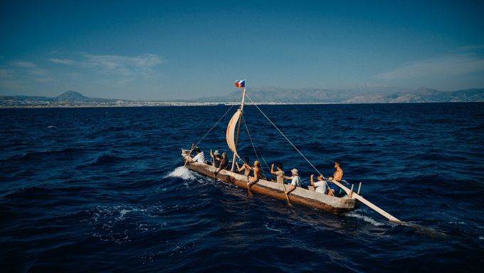 Foto: Češi pluli na pravěkém člunu a přepsali dějiny. Ty se mýlily o tisíce let