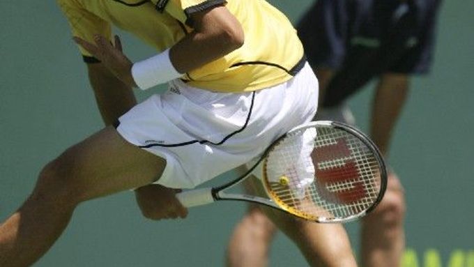 Srbský tenista Novak Djokovič vrací úderem mezi nohama míček Argentinci Caňasovi ve finále turnaje v Miami.