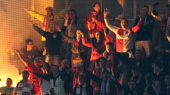 Takhle si překvapivého vítězství užívali po zápase fanoušci Slavie.